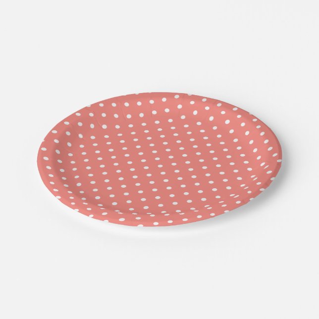 Weiß und Korallenrosa Polka-Punktmuster Pappteller (Schrägansicht)