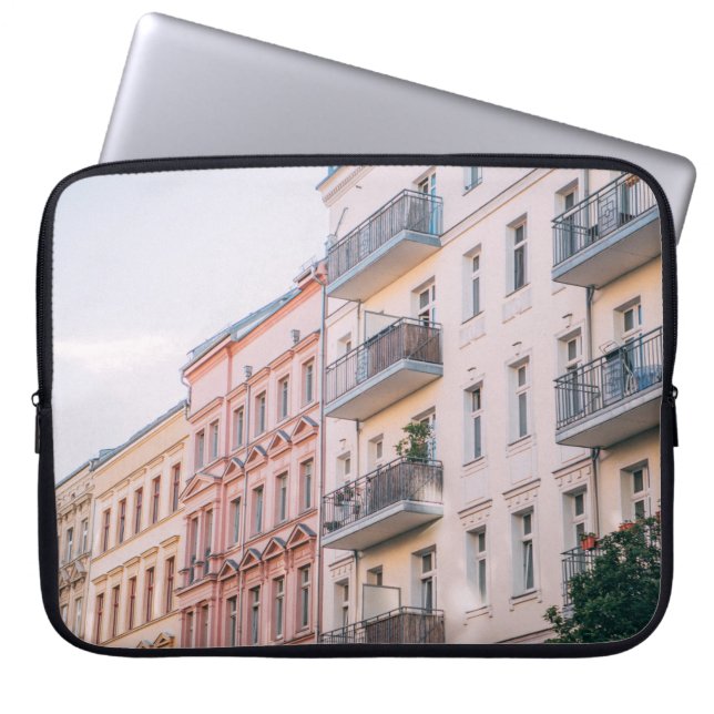 WEISS UND PINK GEBÄUDE LAPTOPSCHUTZHÜLLE (Vorderseite)