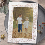 Weiß und Rose Gold | Elegantes 1. Foto Folien Feiertagskarte<br><div class="desc">Elegante Weihnachtskarten mit Ihrem vertikalen Foto in einem botanischen Rahmen. Weißer Hintergrund mit goldenen Akzenten metallischer Rose. Die Rückseite ein festliches dunkles Rot. Herzliche Wünsche!</div>
