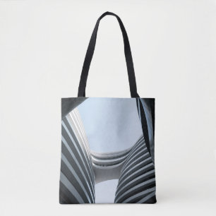 WEISS UND SCHWARZ KONKRETES GEBÄUDE UNTER BLAUEM  TASCHE