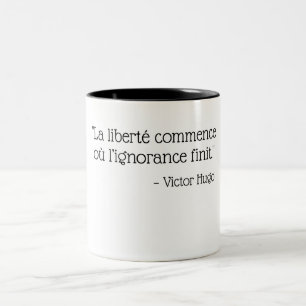 Weiß und Schwarz - Victor Hugo Zitat Zweifarbige Tasse