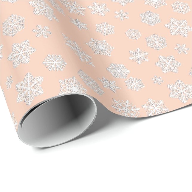 Weiße 3-D-Schneeflocken auf pfirsichfarbenem Hinte Geschenkpapier (Rolleneckpunkt)