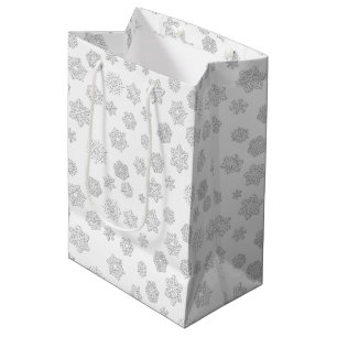Weiße 3-D-Schneeflocken auf weißem Hintergrund Mittlere Geschenktüte