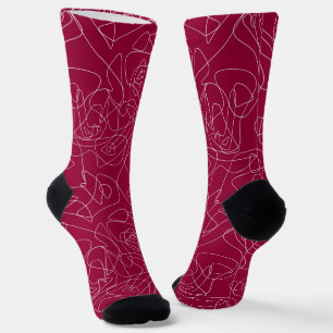 Weiße abstrakte Doodles auf dunkelrotem Hintergrun Socken