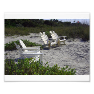 Weiße Adirondack Stühle auf Strand Fotodruck