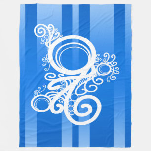 Weiße Art Nouveau-Schwünge und blaue Chic-Streifen Fleecedecke