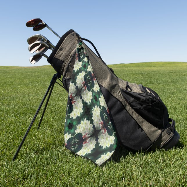 Weiße Azalea Blume mit Regentropfen Golfhandtuch (Gras)