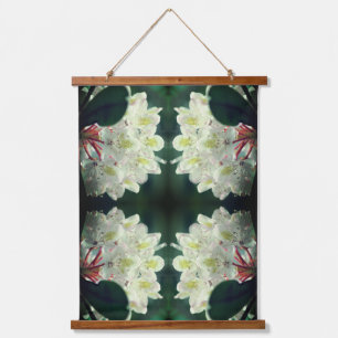 Weiße Azaleenblüte mit Regentropfen Abstract Wandteppich Mit Holzrahmen
