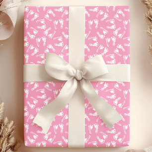 Weiße Babyfüße auf rosa Hintergrund - Baby Shower Geschenkpapier