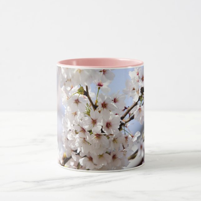 Weiße Baumblüte im Frühling Tasse (Zentrum)