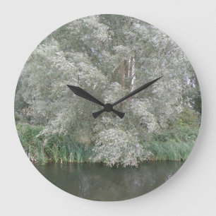 Weiße Bäume und Flussufer Große Wanduhr