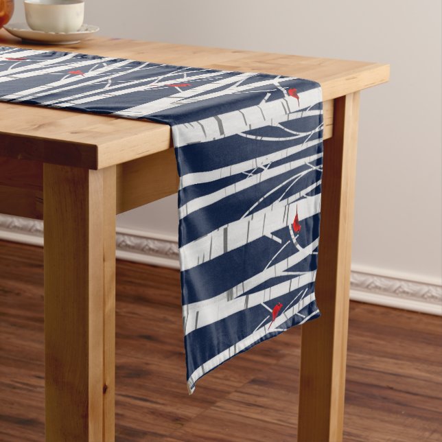 Weiße Birne mit Kardinälen auf blau Mittelgroßer Tischläufer (Beispiel)