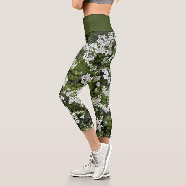 Weiße Bittercess-Blume und Grünblättrige Blüten Capri Leggings (Links)