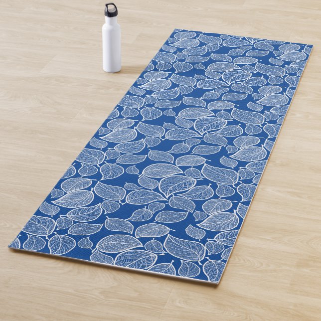 Weiße Blätter auf blau Yogamatte (Beispiel)