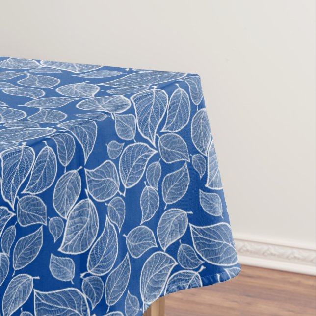 Weiße Blätter auf Blue Tablecloth Tischdecke (Beispiel)