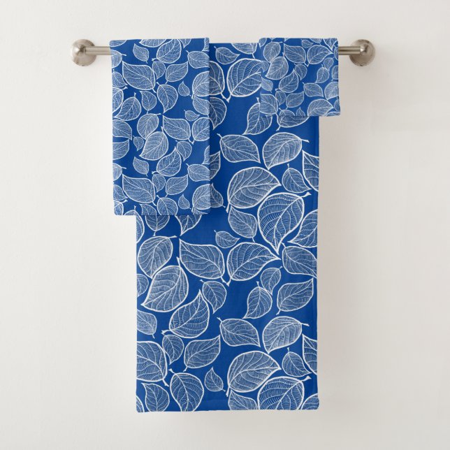 Weiße Blätter auf BlueTowel Badhandtuch Set (Insitu)