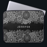 Weiße, blühende Spitzen, benutzerdefinierter schwa Laptopschutzhülle<br><div class="desc">Monogrammatiertes mädchenförmiges Design in schwarz-weißer Blumenspitze. Passen Sie Ihren Hintergrund an jede Farbe an,  die Sie mit weißer Spitze mögen.</div>