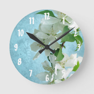 Weiße Blume auf blauem S Monogramm Anfangsbuchstab Runde Wanduhr