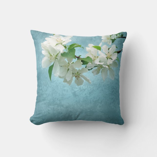 Weiße Blume auf Blue Sky Throw Couchkissen Kissen (Vorderseite)