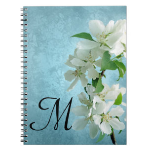 Weiße Blume auf dem Blue Monogram Erstnotenbuch Notizblock