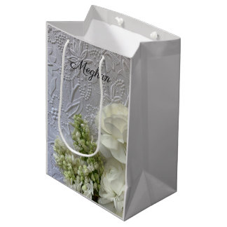 Weiße Blume auf geprägtem Hintergrund Mittlere Geschenktüte