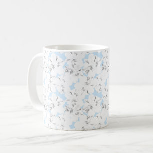 Weiße Blume auf hellblau. Kaffeetasse