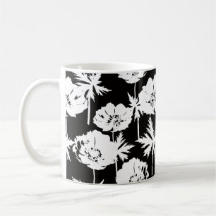 Weiße Blume auf schwarz. Kaffeetasse