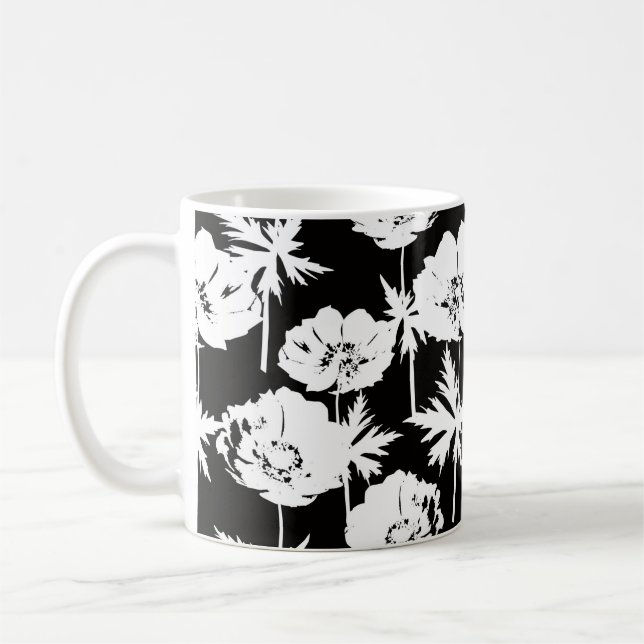 Weiße Blume auf schwarz. Kaffeetasse (Links)