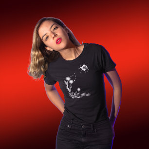 Weiße Blume auf schwarzem T - Shirt