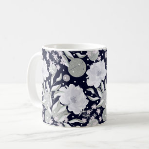 Weiße Blume aus Perlen auf dunkelblau. Kaffeetasse