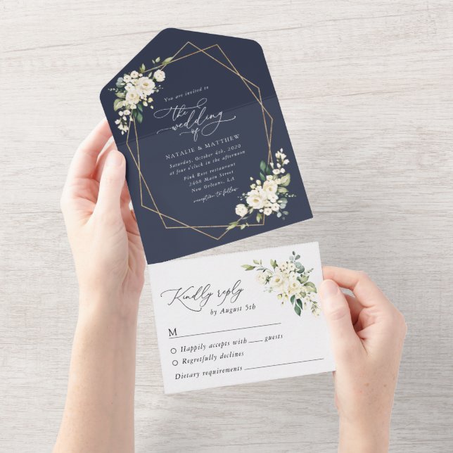 Weiße Blume, cremige Blume, Grünpflanzen, Hochzeit All In One Einladung (Abreißen)