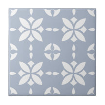 Weiße Blume gepolstertes Muster in Dusty Blue