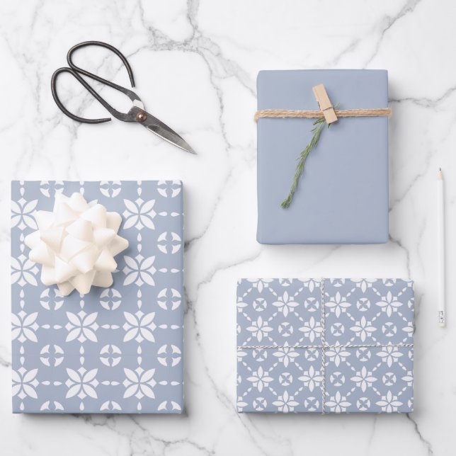 Weiße Blume gepolstertes Muster in Dusty Blue Geschenkpapier Set (Vorderseite)