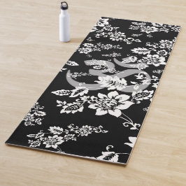 Weiße Blume im Hintergrund der schwarzen Nacht Yogamatte