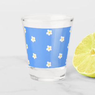 Weiße Blume im Lilac-Hintergrund können kühler wer Schnapsglas