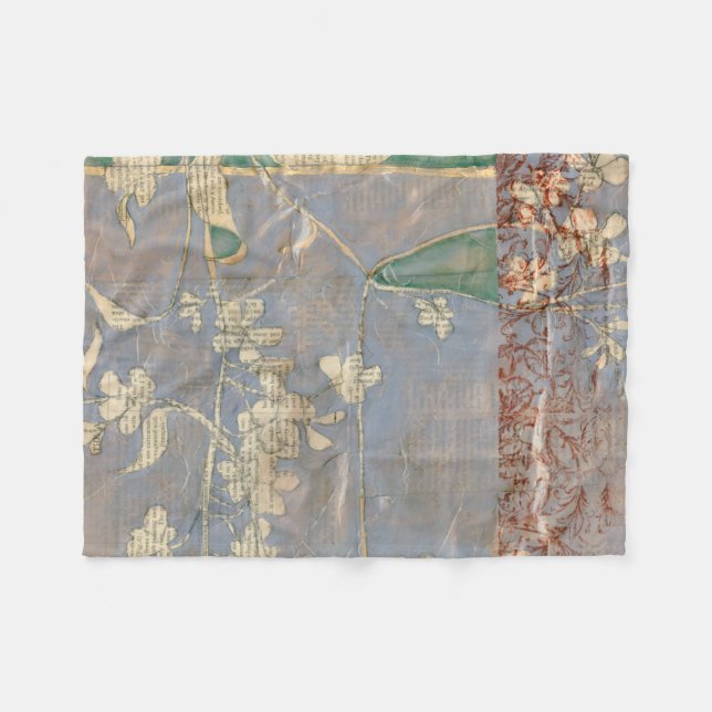 Weiße Blume im Zeitungspapier-Hintergrund Fleecedecke (Vorderseite (Horizontal))