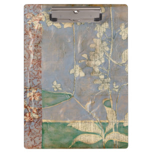 Weiße Blume im Zeitungspapier-Hintergrund Klemmbrett