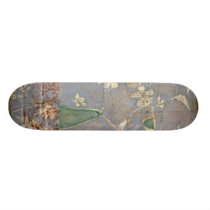 Weiße Blume im Zeitungspapier-Hintergrund Skateboard