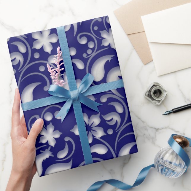 Weiße Blume mit blauem Hintergrund Geschenkpapier (Schenken)