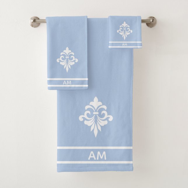 Weiße Blume, Monogramm und Streifen auf Hellblau Badhandtuch Set (Insitu)
