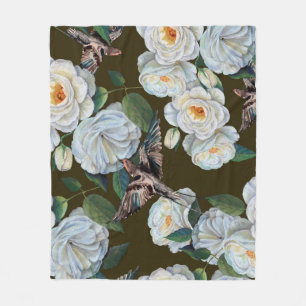 Weiße Blume Rose mit Blätter, die in Pastellfarben Fleecedecke