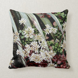 Weiße Blume und Packungsbeilage Kissen