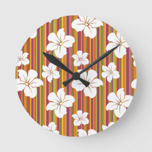 Weiße Blumen auf einem gestreiften Hintergrund Runde Wanduhr