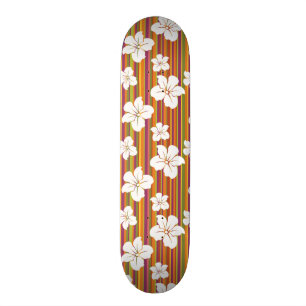 Weiße Blumen auf einem gestreiften Hintergrund Skateboard