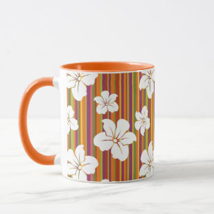 Weiße Blumen auf einem gestreiften Hintergrund Tasse