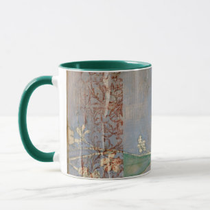 Weiße Blumen auf Zeitungspapier-Hintergrund Tasse