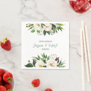 Weiße Blumen begrenzen das Hochzeitsdesign Serviette