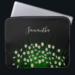 Weiße Blumen Blume Wiesenschwarz Laptopschutzhülle<br><div class="desc">Helles grünes Blattwerk und weiße Gänse auf einer Sommerwiese mit Blume und elegantem schwarzem Hintergrund. Vorlage für Ihren Namen,  weiße Buchstaben.</div>
