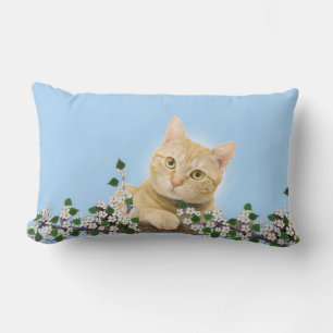 Weiße Blumen und getigerte Katze auf Hellblau Lendenkissen