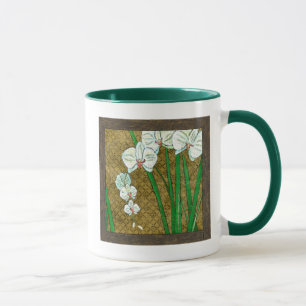 Weiße Blumen und grüne Stämme auf Brown-Grenze Tasse